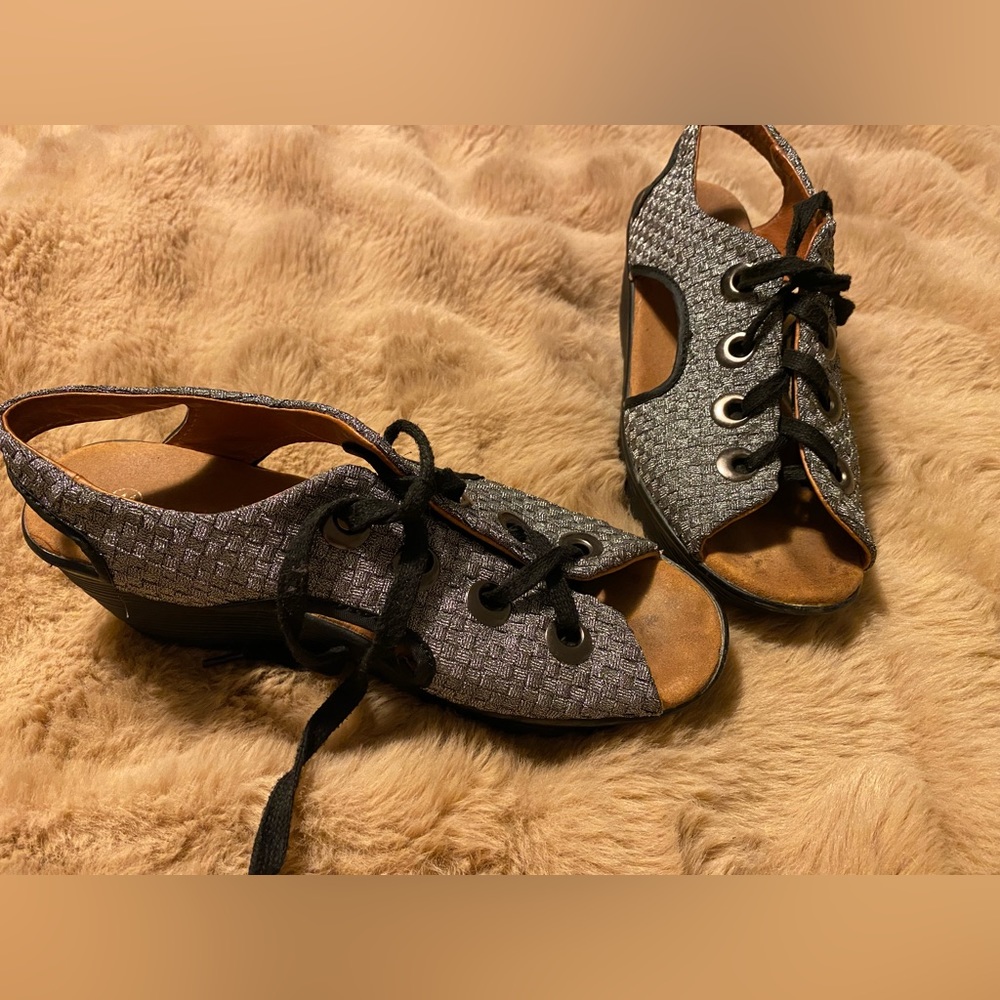 Women's Bernie Mev Marcelo Mid wedge Heel Sandals size9